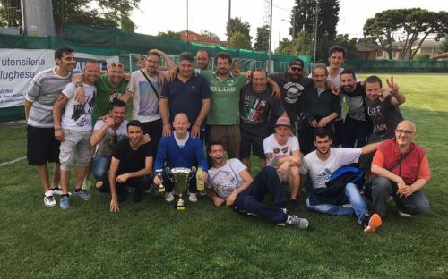 I ragazzi con la coppa per il primo team classificato