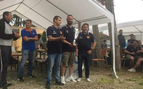 Brun Luciano Simone ricevono la coppa per il terzo posto 